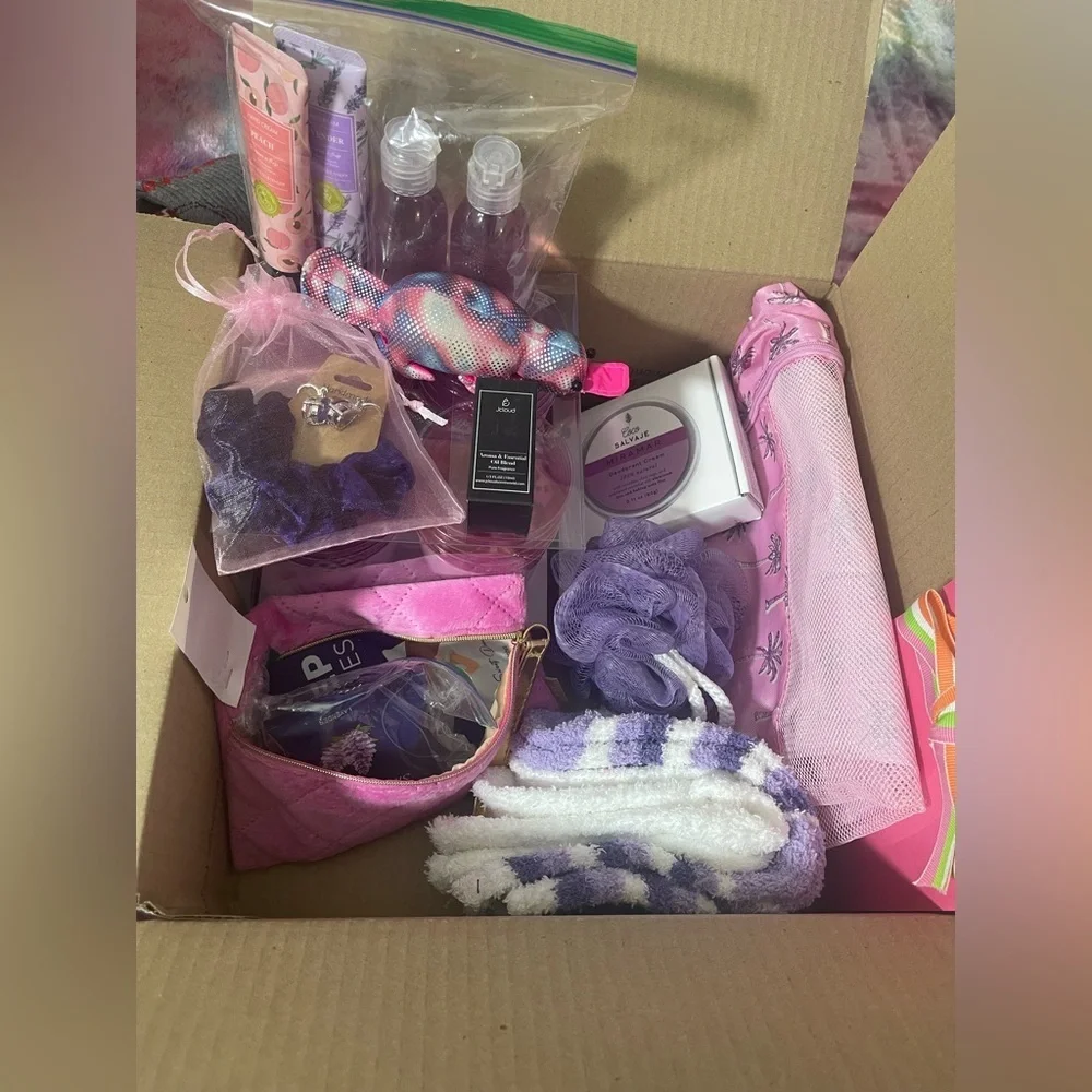 LARGE Amazon BEAUTY Box, Brand NEW 📦 🔥 NO JUNK, NO used products, 5 ⭐️ rating! - Picture 9 of 16